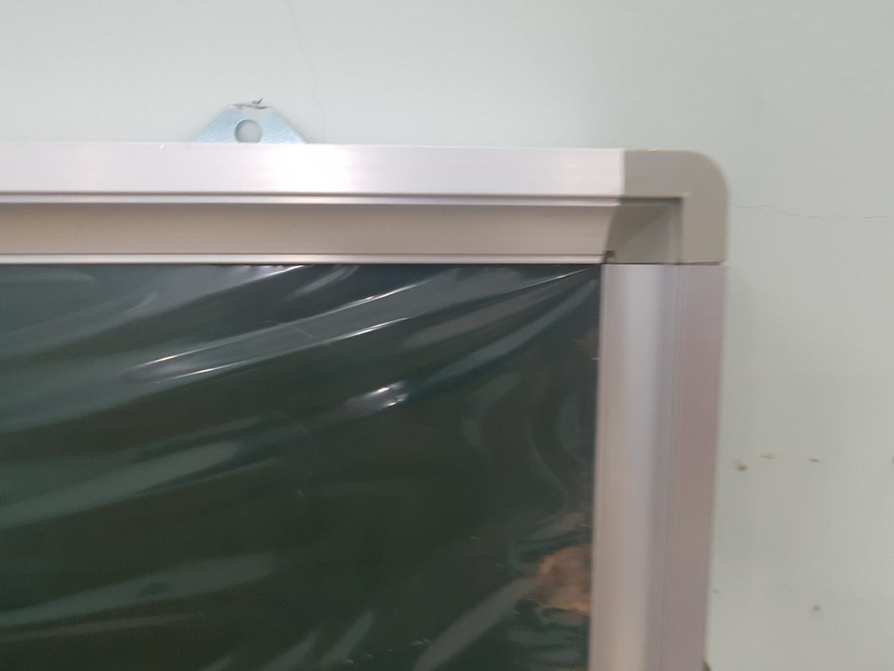 Sản phẩm tôi nhận được bị vỡ góc nhựa nên đã yêu cầu trả hàng. Tiki làm việc rất nhanh chóng về dịch vụ sau bán hàng.

Khi nhận sản phẩm đặt mua tôi cảm thấy rất thất vọng với sp nhận được mặc dù giá sp này khá cao so với các sp tôi biết trên thị trường. Độ hoàn thiện của sản phẩm rất ọp ẹp, nhất là khu vực phía sau bảng, các ốc vít được bắn vội một cách cẩu thả. Nếu các bạn có ý định mua sản phẩm của nhà cung cấp này nên ra nhà sách tham khảo trước để có quyết định đúng đắn.