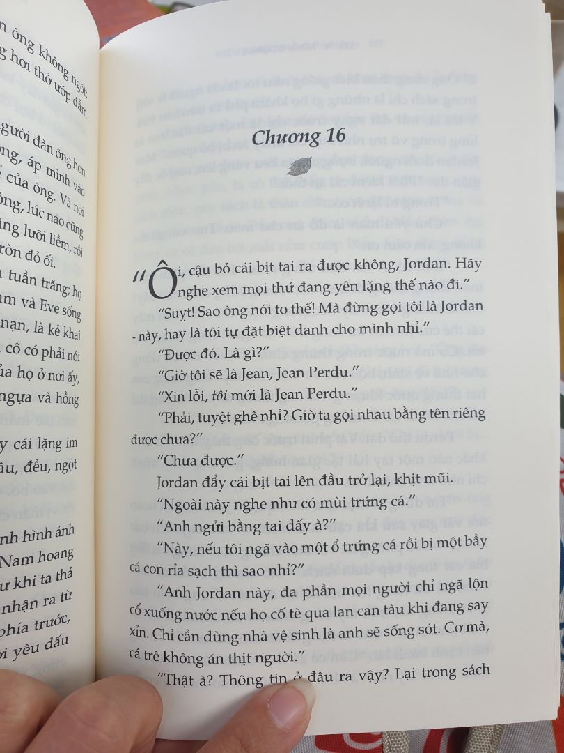 cảm nhận cá nhân: chất lượng sách tốt, dày hơn 400trang. nội dung thú vị và kì lạ. lời văn sâu sắc và mới lạ lẫn hàu hước trong vc miêu tả cảm xúc nv.  nội dung kể về cuộc tình buồn, cuộc phiêu của nv chính. bạn nào thích sách tâm lí thì đọc, hơi nặng nề, day dứt nhưng cách viết của tác giả về nó thì hay.