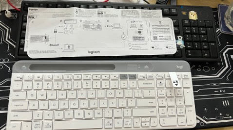 Giao hàng đúng hẹn. 
Shop đóng gói cẩn thận.
Vừa đập hộp dùng đc chút nên chưa comment đc về độ bền nhưng của Logi thì chắc không phải lăn tăn.
Sử dụng: 
- bàn phím đầm tay, chắc chắn, gõ không bị trôi. 
- trọng lượng so với kích thước không nhẹ tí nào, đem đi lại chắc cũng hơi mệt nhưng chắc do tính năng + thiết kế là không thể nhẹ hơn đc. 
- phím nhẹ, như bàn phím laptop nên ai đang dùng bàn phím cơ hoặc mấy phím cao, gõ nghe tạch tạch thì sẽ có cảm giác hẫng khi dùng bàn phím này; tiếng ồn không đáng kể, đỡ phiền xung quanh. 
- bàn phím hơi thấp, ai thích độ dốc cao hơn như mình sẽ cần lắp thêm giá đỡ hoặc kê cao thêm để dùng.
- bàn phím không khác bàn phím laptop + thêm đc bàn phím số rời tiện cho ai hay phải nhập liệu. Phím điều hướng cũng vì thế không tiện như bàn phím rời đi với máy để bàn thời xưa nhưng có thể khắc phục bằng cách chuyển đổi phím numlock để dùng.
- kết nối bluetooth và đầu nối rời ok. Hơi thiếu hướng dẫn nên loay hoay mất 1 lúc mới xong. 
Mình đang dùng bàn phím rời kiểu cũ sang cái này bị hẫng và không quen nhưng vẫn hài lòng với sp này. Giao hàng đúng hẹn. 
Shop đóng gói cẩn thận.
Vừa đập hộp dùng đc chút nên chưa comment đc về độ bền nhưng của Logi thì chắc không phải lăn tăn.
Sử dụng: 
- bàn phím đầm tay, chắc chắn, gõ không bị trôi. 
- trọng lượng so với kích thước không nhẹ tí nào, đem đi lại chắc cũng hơi mệt nhưng chắc do tính năng + thiết kế là không thể nhẹ hơn đc. 
- phím nhẹ, như bàn phím laptop nên ai đang dùng bàn phím cơ hoặc mấy phím cao, gõ nghe tạch tạch thì sẽ có cảm giác hẫng khi dùng bàn phím này; tiếng ồn không đáng kể, đỡ phiền xung quanh. 
- bàn phím hơi thấp, ai thích độ dốc cao hơn như mình sẽ cần lắp thêm giá đỡ hoặc kê cao thêm để dùng.
- bàn phím không khác bàn phím laptop + thêm đc bàn phím số rời tiện cho ai hay phải nhập liệu. Phím điều hướng cũng vì thế không tiện như bàn phím rời đi với máy để bàn thời xưa nhưng có thể khắc phục bằng cách chuyển đổi phím numlock để dùng.
- kết nối bluetooth và đầu nối rời ok. Hơi thiếu hướng dẫn nên loay hoay mất 1 lúc mới xong. 
Mình đang dùng bàn phím rời kiểu cũ sang cái này bị hẫng và không quen nhưng vẫn hài lòng với sp này.