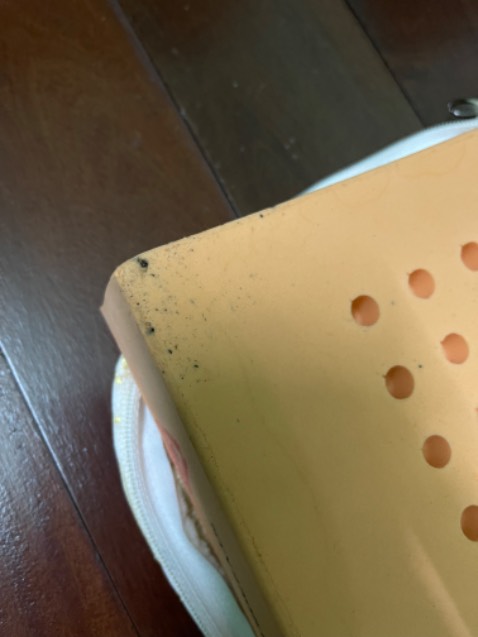 Nhìn sản phẩm khá ổn, do mới nên còn mùi cao su, tuy nhiên trên góc sp có hạt đen ko biết là mụi than hay gì, shop đăng tin khuyến mãi ( trên ảnh ghi có tặng, trong mô tả không có nói mua nệm dày bao nhiêu được tặng, mua rồi không thấy tặng hỏi lại thì mới biết) chưa ghi rõ ràng lắm dễ gây hiểu lầm cho khách hàng