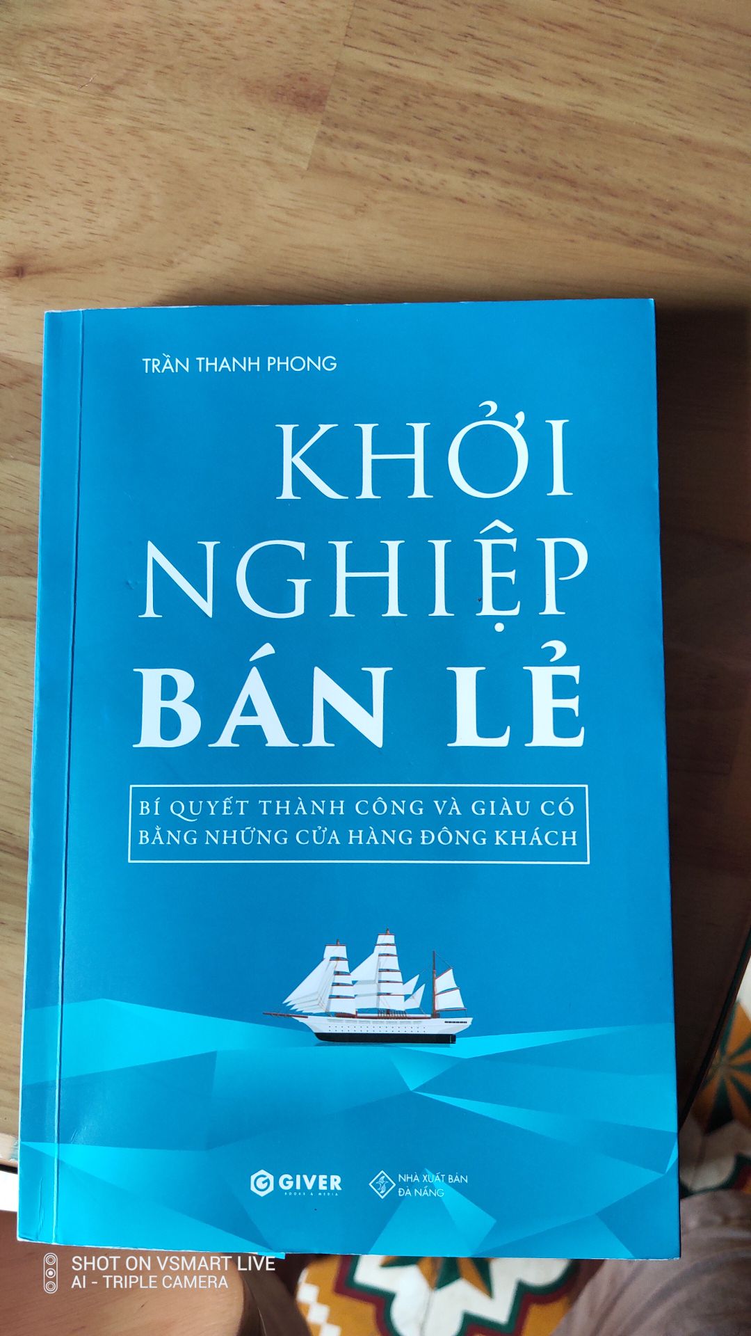 Sách giúp bạn đọc có cái nhìn rõ hơn về cơ hội khởi nghiệp trong ngành bán lẻ, nếu bạn muốn dấn thân vào lĩnh vực này thì tôi nghĩ đây là cuốn sách nhất định nên đọc. Quan trọng là, những khía cạnh kinh doanh  mà tác giả nói lên trong cuốn sách này không phải là những lý thuyết kinh tế khô khan mà là rất thực chiến và thực tế để bạn đọc có thể tham khảo áp dụng ngay vào công việc kinh doanh của mình. Tôi tin bạn đọc có thể tránh phải trả giá đắt cho những sai lầm trong kinh doanh bán lẻ hay rộng hơn là trong khởi nhiệp làm giàu thông qua những lời khuyên và nhắn nhủ chân thành của tác giả Trần Thanh Phong trong sách.
