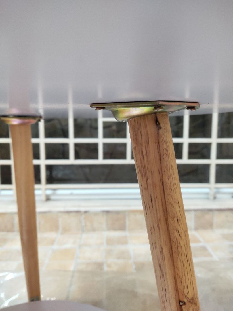 Bàn xinh xắn, nhưng khá khó lắp với nữ như mình, dưới bàn có lỗ để lắp vít nhưng chân bàn không có nên cứ lắp đại  không vừa lại tháo vít lắp lại. nếu có dh chi tiêt thì tốt quá. Bàn xinh xắn, nhưng khá khó lắp với nữ như mình, dưới bàn có lỗ để lắp vít nhưng chân bàn không có nên cứ lắp đại  không vừa lại tháo vít lắp lại. nếu có dh chi tiêt thì tốt quá.