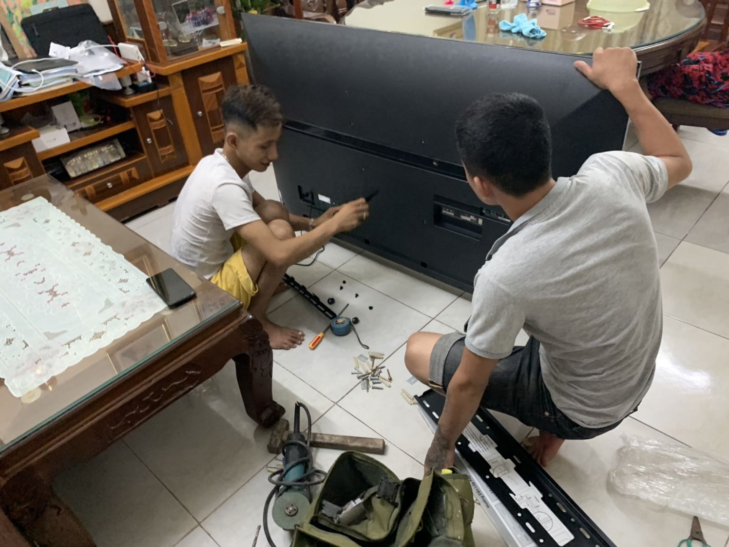 Giao hàng nhanh, sản phẩm đẹp, giá phải chăng, lắp lên đẹp hẳn cả TV