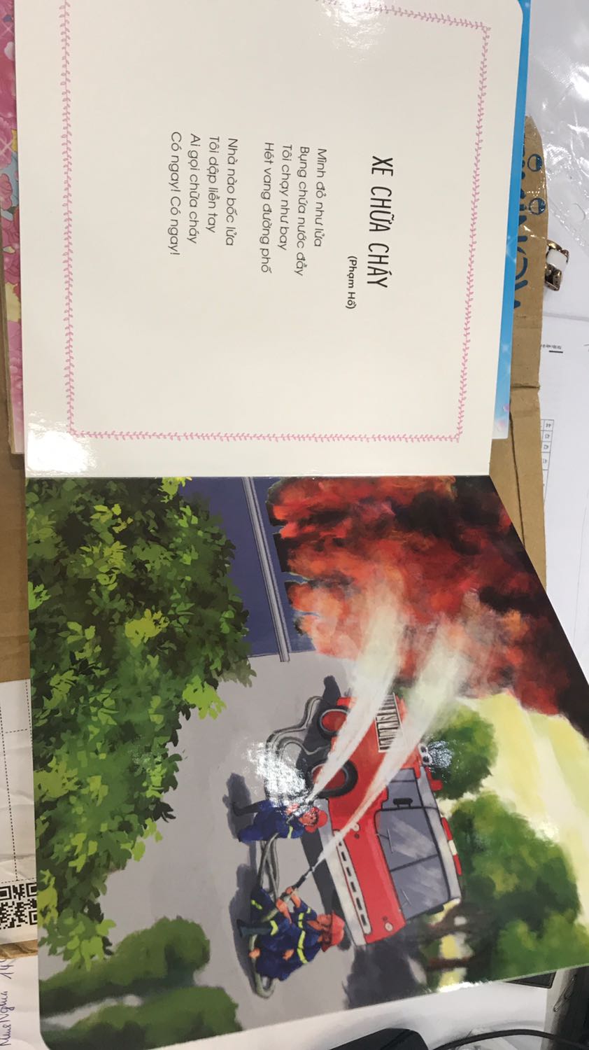 Sách là loại bìa cứng, chữ viết to rõ. Tranh nhiều màu nhg k ngộ nghĩnh. Với bé hơn 3 t thì tranh ngộ nghĩnh sẽ thích hơn. Có 11 bài