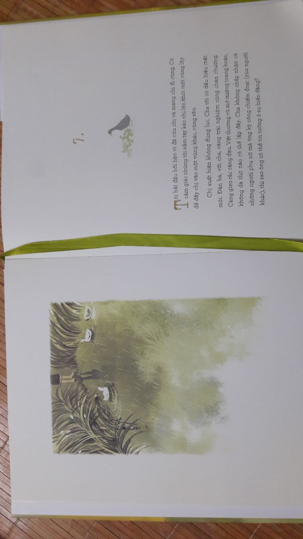 về hình thức sách là ấn phẩm đặc biệt nên rất công phu, khổ sách khá to, bookmark dày dặn và tranh minh họa rất đẹp và nên thơ, mình mua được sale 117k nên rất hài lòng. về nội dung thì 2 câu chuyện luôn phảng phất nét buồn trong từng câu chữ, nhưng giữa cả 2 thì mình thích chuyện đầu tiên hơn cả, về văn phong thì có vẻ mình không hợp lắm nên đọc thấy khá khó hiểu và đôi lúc hơi buồn ngủ:)))