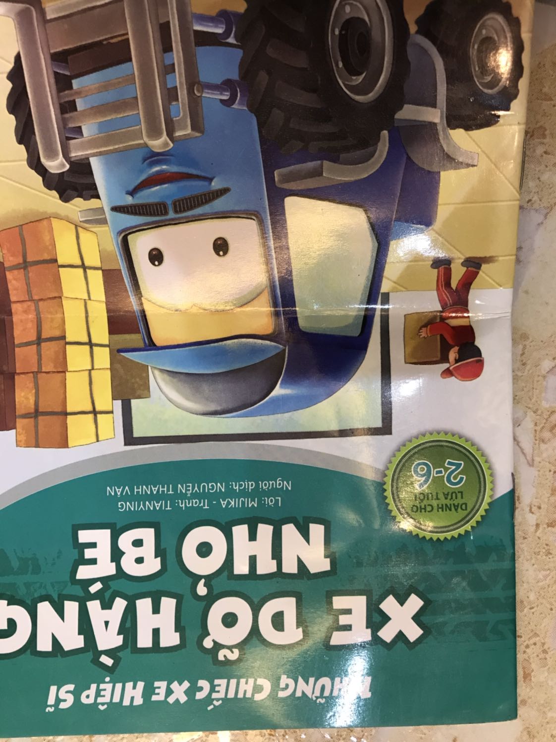 Mình mua truyện mới mà lúc nhận được lại bị gập đôi, cầm nát nát như truyện cũ. Rất bực mình!