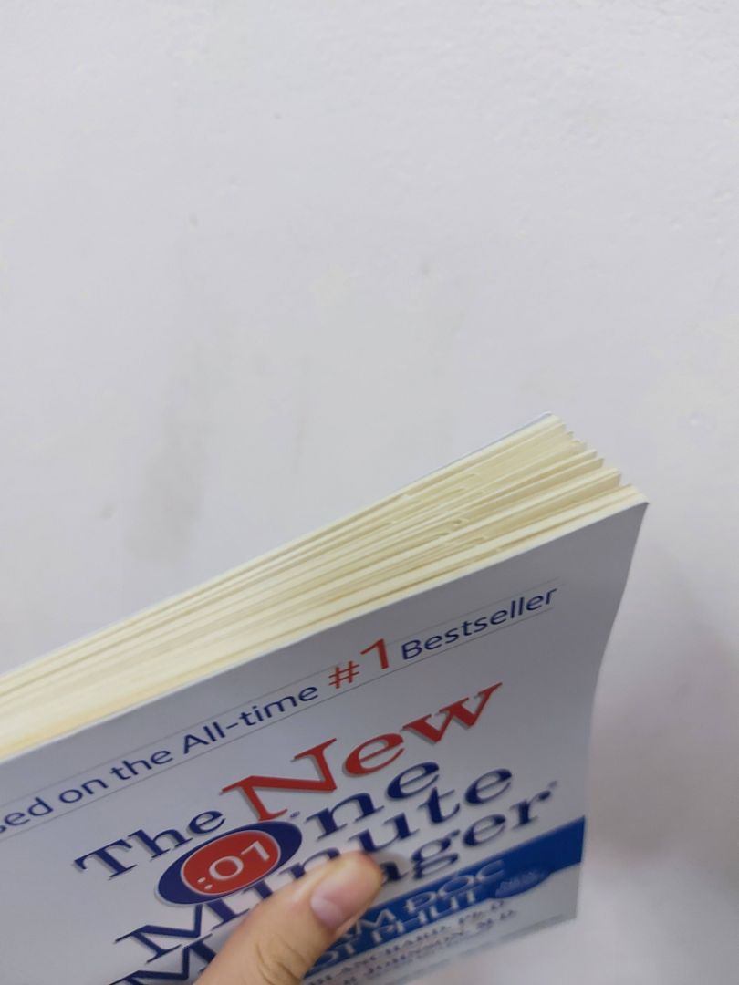 tiki giao hàng k bọc sách đi đường xa nên sách bị móp 
nội dung nói về cách ứng xử thống nhất mục tiêu với nhân viên, khen nhân viên khi làm đúng, cách phê bình nhân viên nhje nhàng đúng thời điểm tạo động lực
giúp nhà quản lý có tư duy mới hơn về quản trị nhân viên làm việc 
hay và đáng đọc