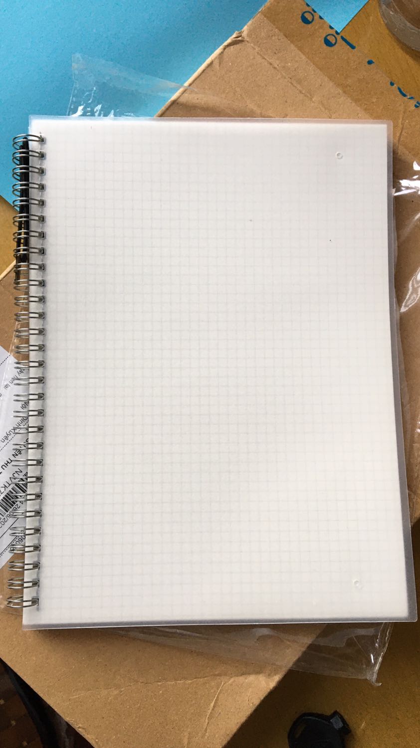 Sách về như hình, bìa trong suốt, giấy kẻ cảo, trang giấy ko quá mỏng hay quá dày, nhưng khi viết thì mình nghĩ dòng kẻ này sẽ khó cách dòng.