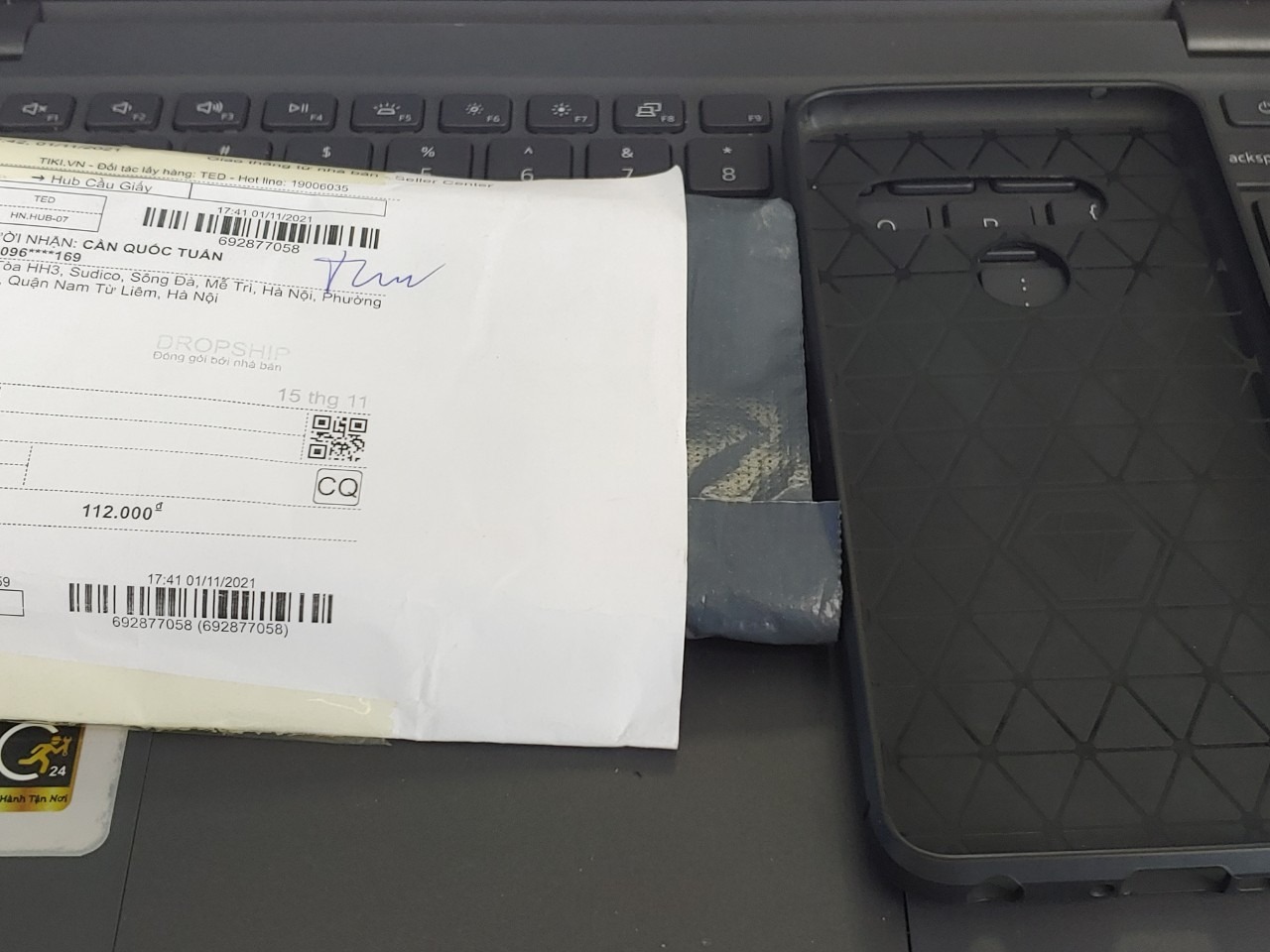 SHOP *** ĐẢO. RẤT THẤT VỌNG VỚI TIKI. HÀNG KHÔNG CÓ TEM MÁC XUẤT XỨ. KHÔNG PHẢI HIỆU LIKUS ARMOR. KHÔNG GIỐNG NHƯ TRONG ẢNH. RÕ NHẤT LÀ TRONG ẢNH HÀNG LIKUS CÁI ĐÈN FLASH NÓ CÓ LỖ TRÒN RIÊNG. HÀNG NÀY CHỈ NHƯ HÀNG 30K MÌNH MUA Ở NGOÀI. NGÀY XƯA MUA HÀNG TIKI THÌ NHẬN HÀNG TỪ TIKI CHỨ KHÔNG NHẬN TRỰC TIẾP TỪ SHOP NHƯ THẾ NÀY NÊN CHẤT LƯỢNG ĐẢM BẢO HƠN.