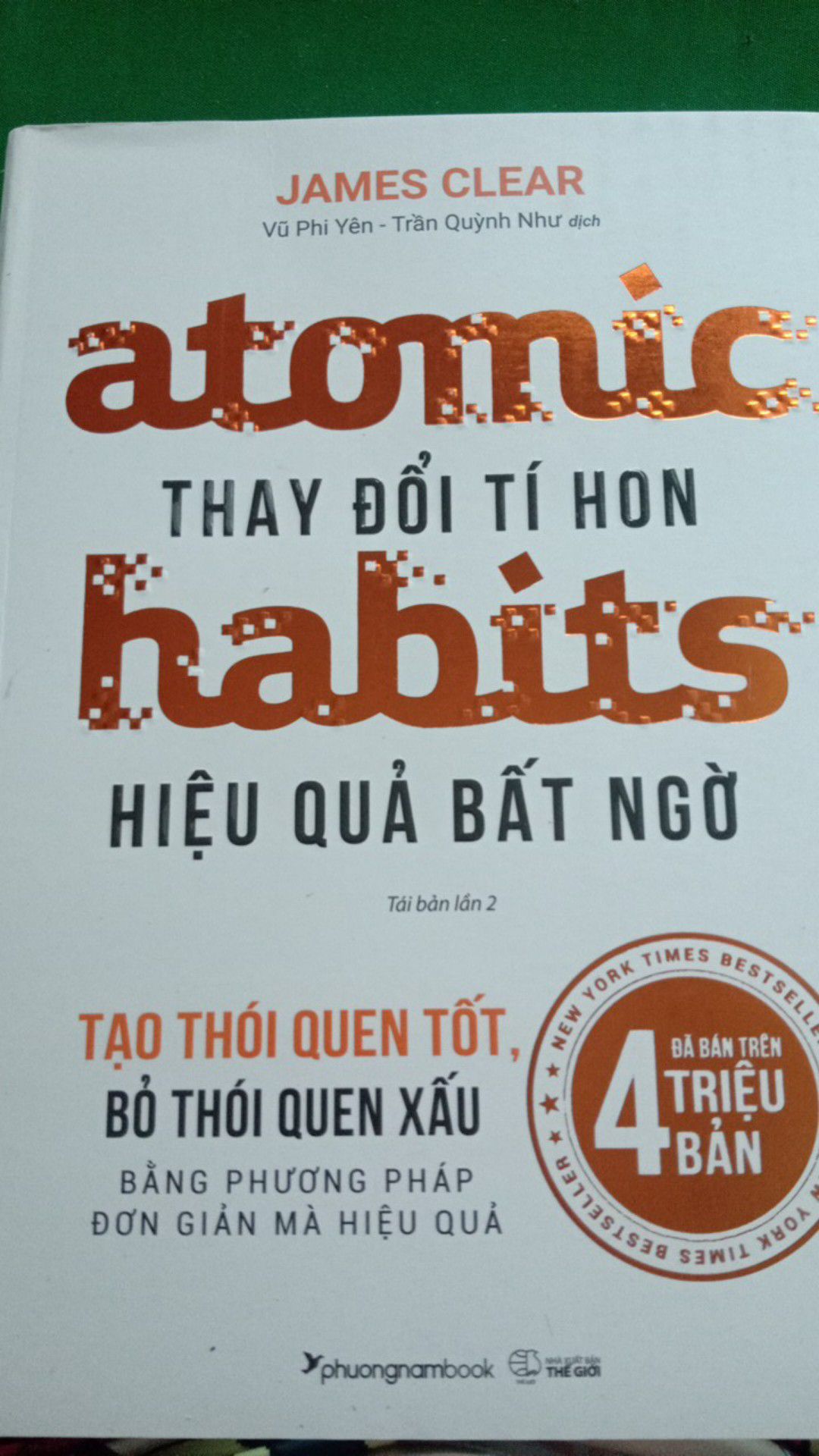 trong ba hôm, mình vừa đọc, vừa tô, vừa viết lại những phương pháp hiệu quả của quyển sách giới thiệu. 
đây là quyển sách mình cảm thấy rất hay, mình từng đọc qua một ít bản tiếng anh vì lúc đó nó chưa xuất bản thành tiếng việt. Sau khi mình tìm thấy bản dịch tiếng Việt thì lại lần nữa lập tức mua và cũng tô vẽ ghi chép như từng làm. Thật ra sau khi đọc xong bản tiếng việt mình có hiểu hơn một chút. Nhưng đúng là có những từ không có hiệu ứng thích hợp bằng tiếng việt để mô tả nó về mặt ngữ nghĩa. 
+ đối với chất lượng: mk nhận sách trong tình trạng nguyên vẹn, nhưng không may bị thiếu mất bookmark... nhưng vấn đề này mình có thể bỏ qua. 
+ về giao hàng và đóng gói: sách đóng gói khá chắc chắn, giao hàng thì chắc chắn không nhanh như bình thường ròi. nhưng đối với mình không vấn đề gì, quan trọng là nội dung nó truyền tải thế nào thôi. 
cảm ơn tiki nhé!