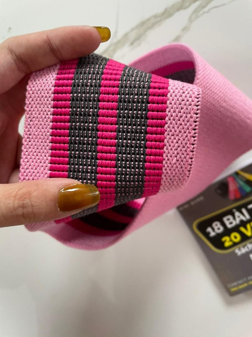 Vải dầy. Độ co giản rất ưng ý. Giao hàng nhanh. Cho shop 5 sao nèDây đẹp chắc chắn, đóng gói cẩn thận, nặng hơb sức tập của mình nên phải mua thêm dây nhẹ nữa về tập, hihi