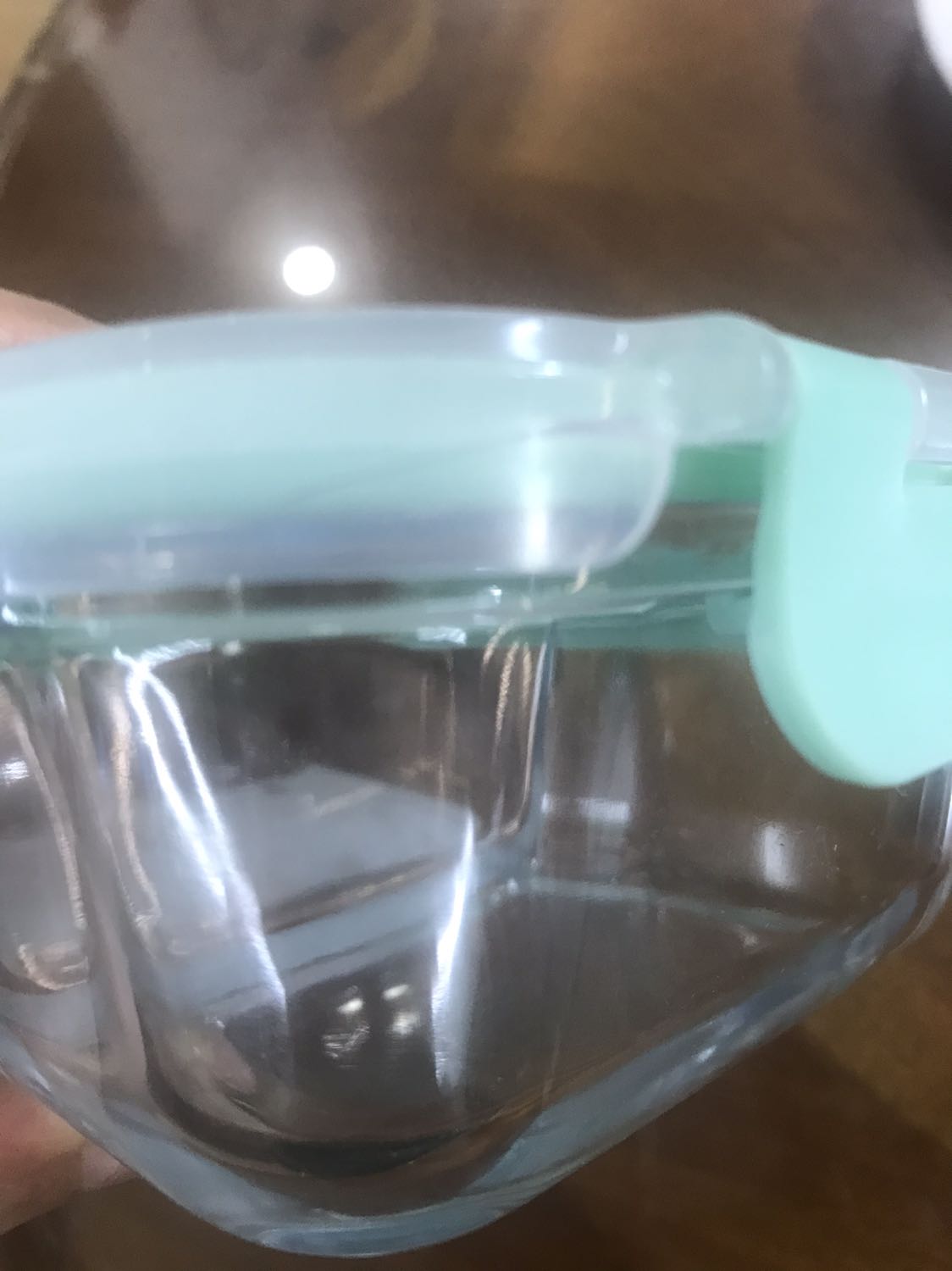 Đơn hàng này Tiki giao quá chậm, nắp hộp có 4 góc thì 3 góc bị nứt và vỡ. Đề nghị Tiki cho trả lại sản phẩm