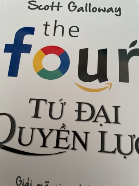 Sách phân tích về các “ông lớn” đang nắm giữ đa phần thị phần nhu cầu của nhân loại hiện nay như: Apple, GG, FB… 
Qua cách viết chúng ta thấy các ông lớn hiện lên như những biểu tượng đáp ứng nhu cầu con người theo tháp Maslow. Tác giả còn kèm theo bảng biểu, số liệu cụ thể để tăng cao tính thuyết phục.
Đương nhiên, dẫu gì thì các ông lớn này vẫn có cái bóng đen tối, tác giả sẽ chỉ cho người đọc thấy điều đó.
Một ưu điểm khác: giấy nhẹ, giảm giá nhiều. Mình mua đợt sale cùng với Quyền lực địa lý.