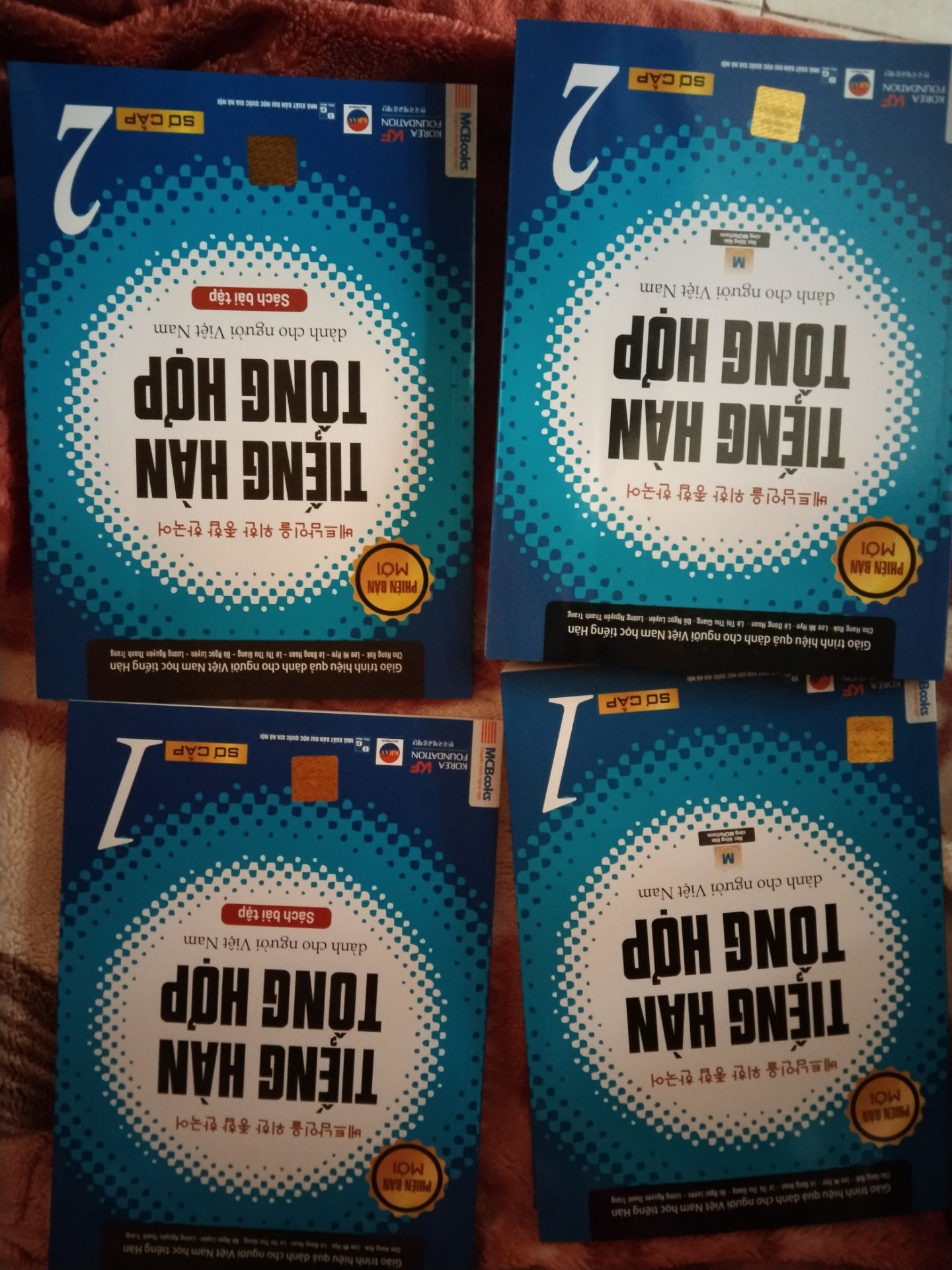 Vận chuyển hộp không bị méo mó, shop gói kèm cho em mấy đoạn giấy nhàu để sách không bị sô đẩy. Tuy nhiên sách rất oke, em rất hài lòng ạ. Vận chuyển hộp không bị méo mó, shop gói kèm cho em mấy đoạn giấy nhàu để sách không bị sô đẩy. Tuy nhiên sách rất oke, em rất hài lòng ạ.