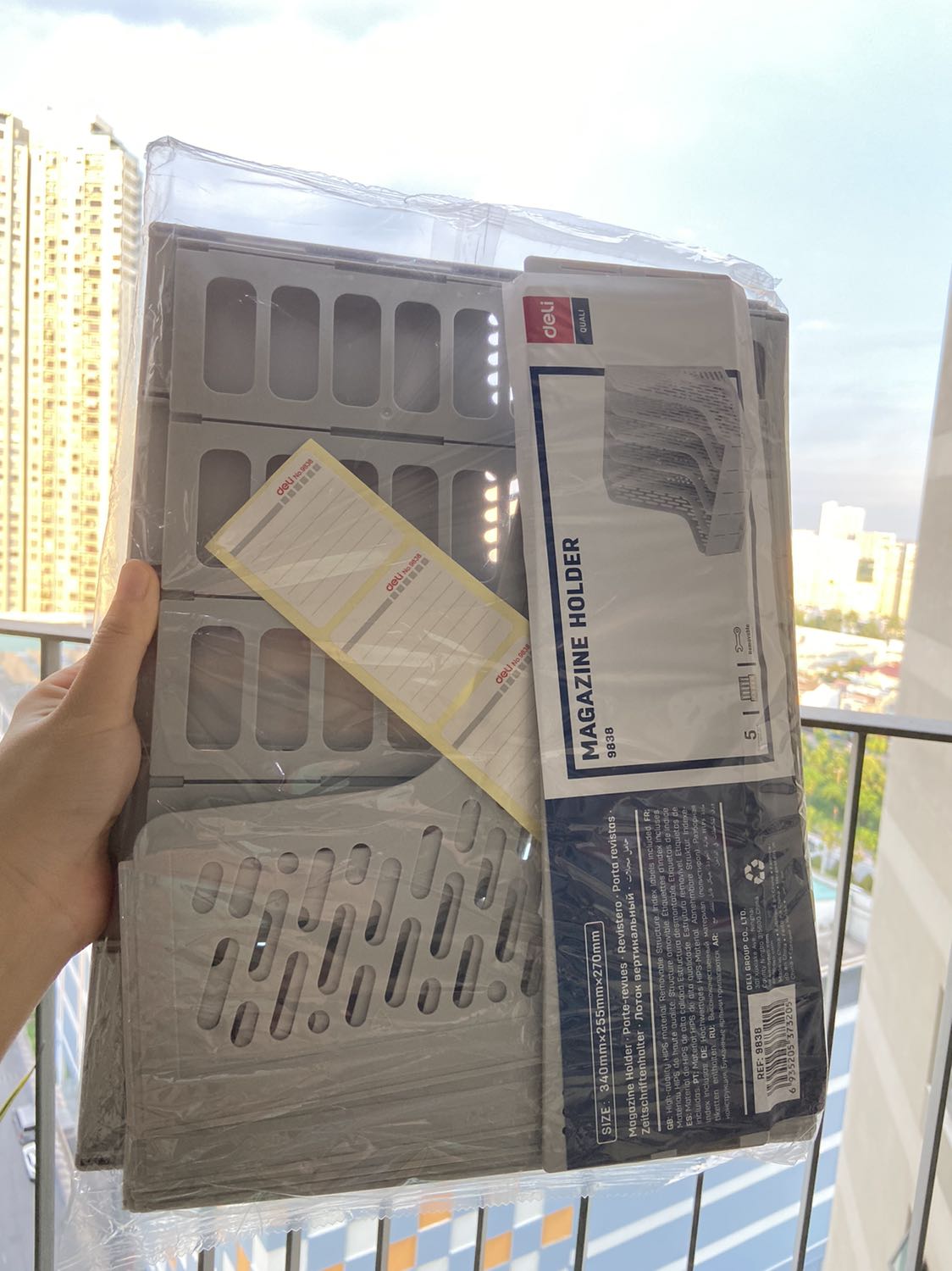 Hàng chất lượng, còn nguyên bọc. Có bể 1 góc nhỏ nhưng không ảnh hưởng sản phẩm lắm. Mua store chính hãng giá rẻ mà yên tâm hơn. Đã từng mua mắc hơn trên Tiki mà ko có nhãn dán, ko có bọc như mua ở Deli store.