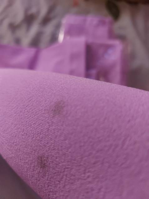 Giao lộn màu. Đặt màu ghi ,giao màu tím. Sản phẩm bị dơ.