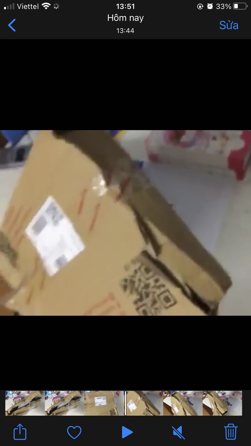 Hàng bị bóc ra, hộp bị nát, may không mất quyển sách nào. Sách ro2i ra ngoài, mình có quay video lại nhưng ở đây k up đc video nên mình chụp lại
Giao hàng lâu, cực lâu. Ghi thứ 2 nhận đc hàng nhưng đến hôm nay vẫn k nhận đc, mình gọi lên tổng đài phàn nàn mới phát hàng.
Trải nghiệm mua sách trên tiki tệ nhất từ trước đến giờ :)