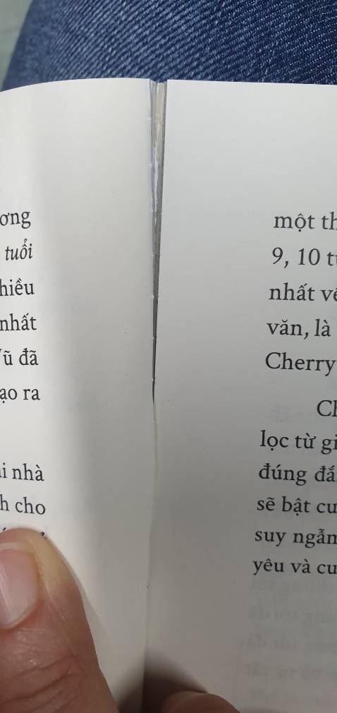 Mình mua sách của tiki rất là nhiều. Đây là lần đầu mình nhận sách rách gáy nhiều. Mở hộp thì không thấy hóa đơn nhận hàng và bìa sách thì  cong.