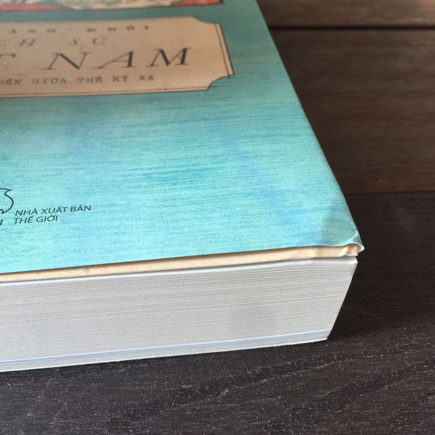 Đánh giá này không nhằm vào nội dung cuốn sách.
Sách rất đẹp, giấy đẹp, in ấn rất cẩn thận.
Tiki giao hàng nhanh nhưng khâu lấy hàng từ kho và đóng gói sách thực sự chưa tốt, rất kém. Sách khổ to, cả bìa cứng lẫn bìa mềm không được gói màng xốp và chèn lót hộp, dẫn đến khi vận chuyển bị móp bìa, gãy gáy, sờn cạnh sách rất đáng tiếc. Đã có rất rất nhiều ý kiến phản hồi của khách hàng về vấn đề này của Tiki nhưng chưa thấy được cải thiện.. Không biết bao giờ Nhà sách Tiki sẽ thay đổi tích cực hơn!?