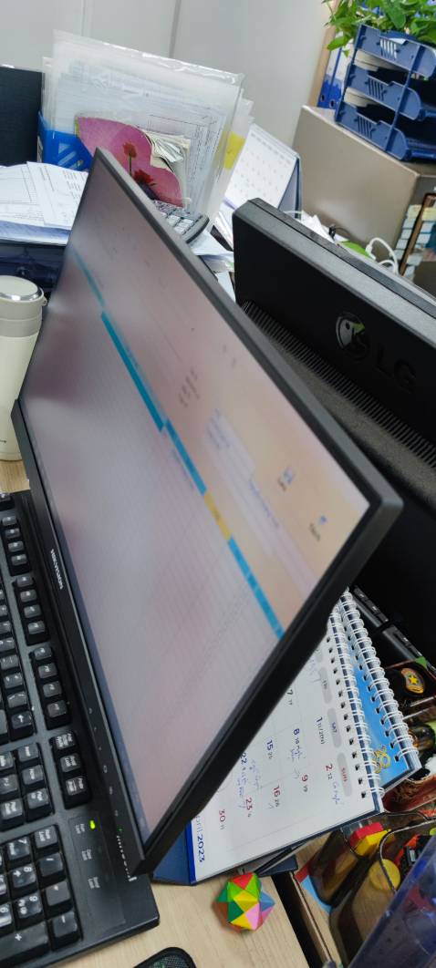 Màn hình thiết kế gọn gàng, chắc chắn, hiển thị sáng, rõ, đẹp. Rất đáng để mua. Shop hỗ trợ rất nhiệt chu đáo.