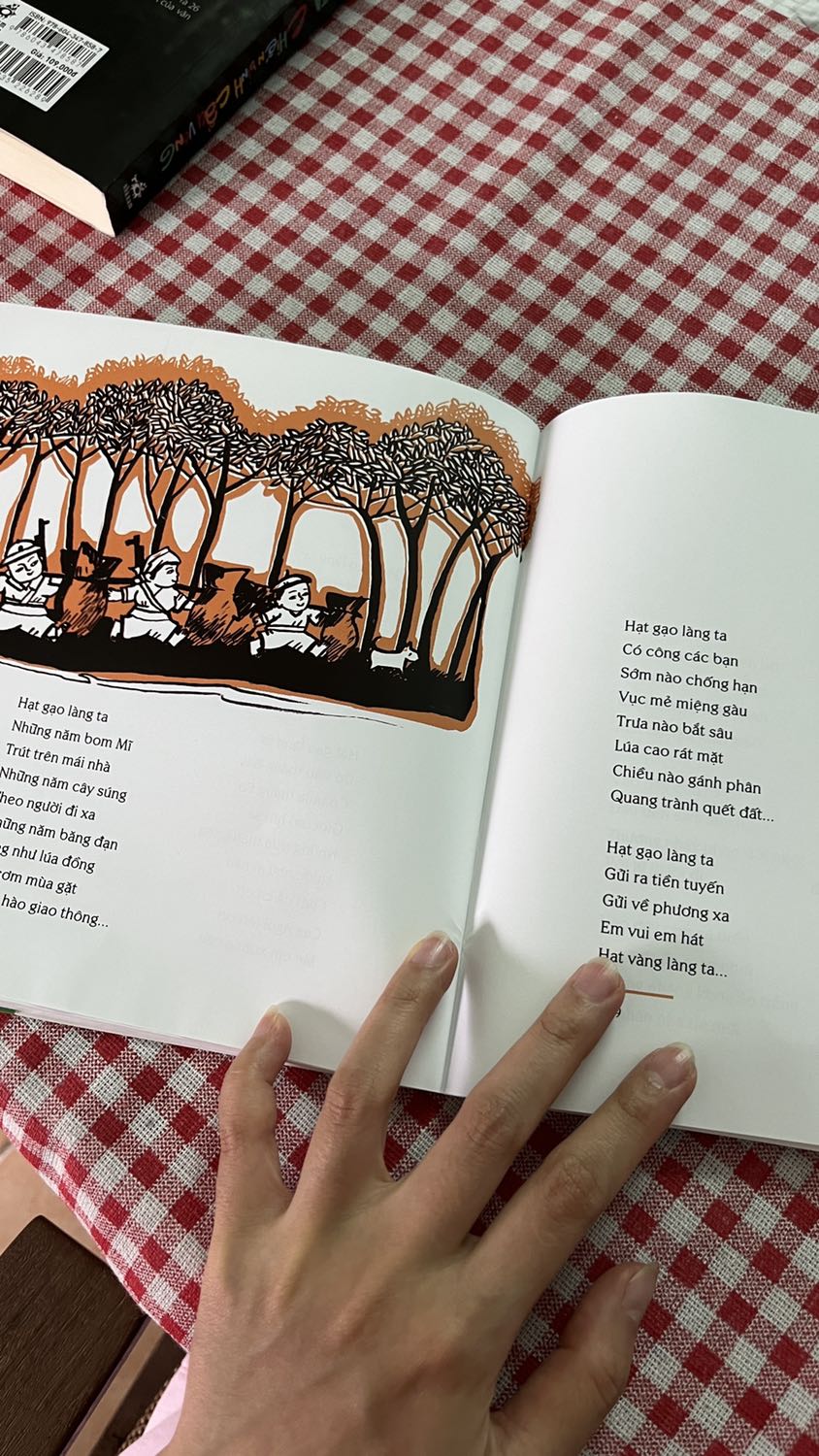 Nhớ những vần thơ cũ quá 😜 
Tiki giao hàng nhanh chóng, đúng hẹn, đóng gói kỹ càng. 
Sách này in màu trên nền giấy bóng nhẹ nhẹ nha ạ 📖