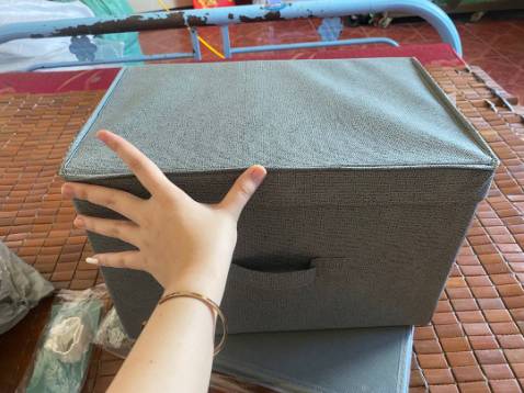 Sh đóng gói sản phẩm cẩn thận, giao đủ số lượng sản phẩm đã đặt, hộp đẹp đựng được nhiều đồ. Màu xám ghi nhìn sang, nhã nhặn. 
Mình mua thử rất ưng, sẽ mua thêm những màu kia để dùng thử thêm - màu kem mình thấy đẹp, tuy nhiên không giặt được thì mình nghĩ nên để đồ quần áo khô trong tủ quần áo để chứa, tránh để đồ ẩm hay ướt thì không tốt mấy. Cho shop 5 sao nha! sẽ còn mua tiếp