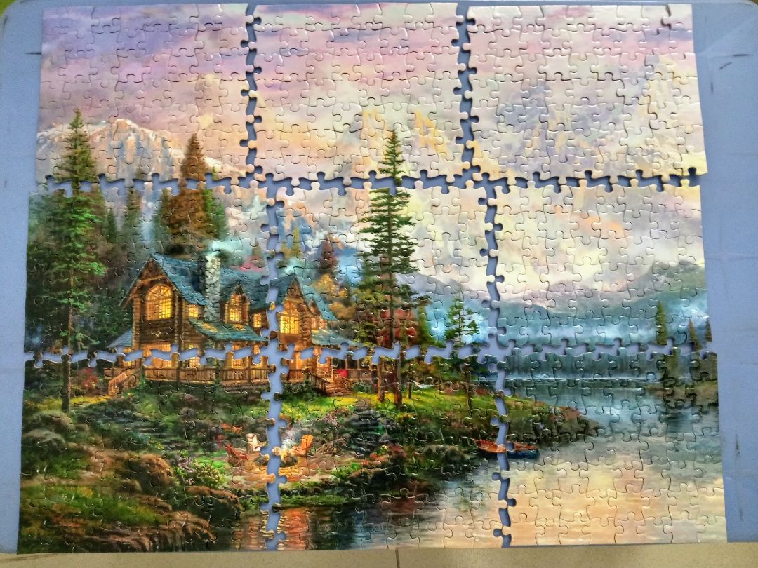 Hình ngoài vỏ hộp khác với miếng ghép phía trong