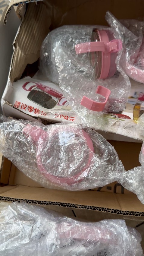 Đóng gói sơ sài nên khi nhận được bị gãy tay cầm của 1 hủ. 
Kiểu dáng nhìn dễ thương.