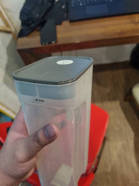 Hàng đóng gói lỏng lẻo. Bóc hàng ra đã thấy mẻ một miếng. Sản phẩm kém chất lượng