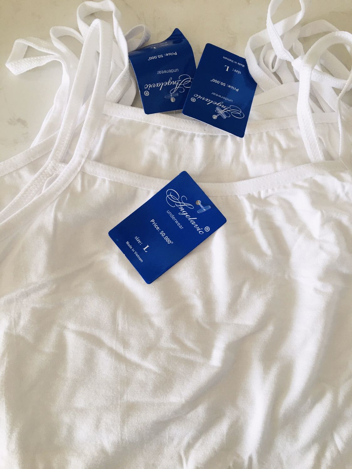 Tiki giao hàng nhanh hơn dự kiến cả chục ngày luôn. Hàng đóng gói cẩn thận, áo đẹp, chất mềm mát.
Có điều shop không có ghi hướng dẫn chọn size mà chỉ ghi size L, XL... nên không rõ L là cho kích thước nào nữa...