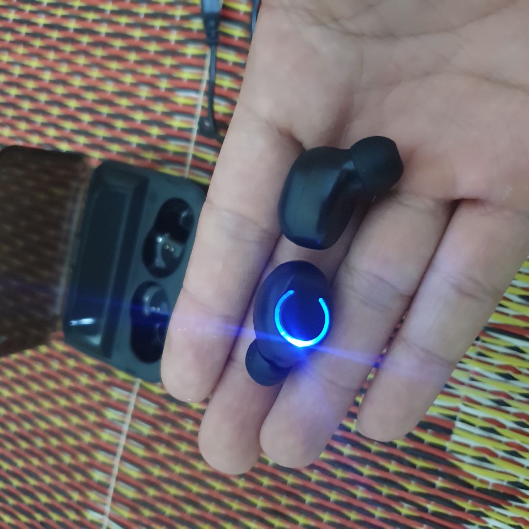 Thật bất ngờ với mức giá hơn 200k mà nhận được sản phẩm như này
Về thiết kế, tai nghe khá gọn và đẹp, đeo không bị đau tai
Âm thanh thì êm có bass đầy đủ, nghe nhạc rất phê
Pin dùng cũng được khoảng 2h, như thế là ok
Tổng thể chất lượng rất ok so với giá, mọi người nên mua, cho shop 10* và sẽ giới thiệu cho bạn bè để ủng hộ shop