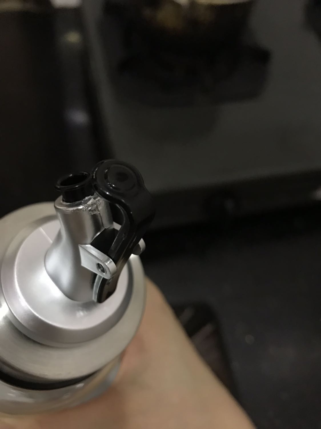 nắp bình bị méo,chất liệu nắp ko tốt