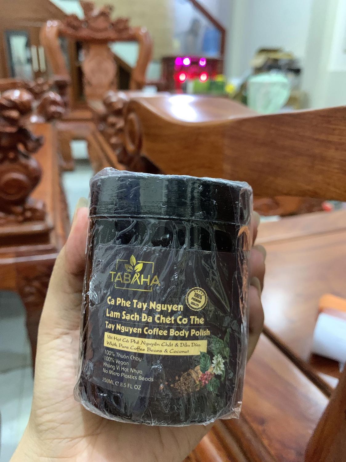 Vừa mở ra đã thấy thơm rồi , dùng xong thấy mịn, có bật tone nhẹ. Mùi thơm cf sữa, ngửi mà muốn ăn luôn ý Vừa mở ra đã thấy thơm rồi , dùng xong thấy mịn, có bật tone nhẹ. Mùi thơm cf sữa, ngửi mà muốn ăn luôn ý