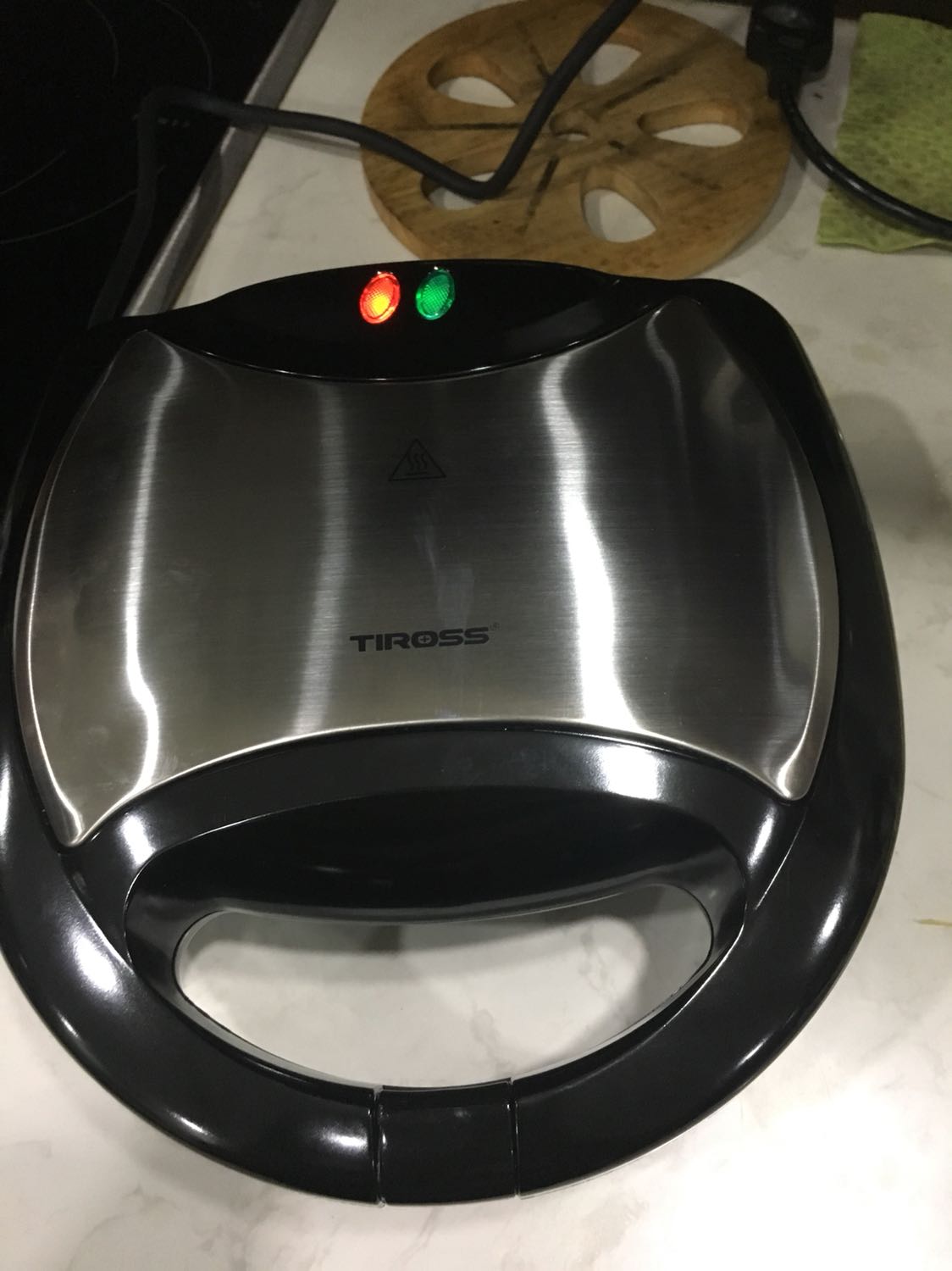 Tiki giao hàng rất nhanh, máy đẹp chuẩn, đầy đủ phiếu bảo hành với hd sử dụng, đã thử xài luôn, lần đầu tiên đug là máy có khói nhẹ, hơi khét, lần 2 ko khói, cắm vào sáng hai đèn, sau khoảng gần 2 phút đèn xanh tắt thì rút điện lấy bánh ra, ngon giòn tan ko cháy khét, rát ưng ý, đã giới thiệu bạn bè mua tiếp ug hộ shop