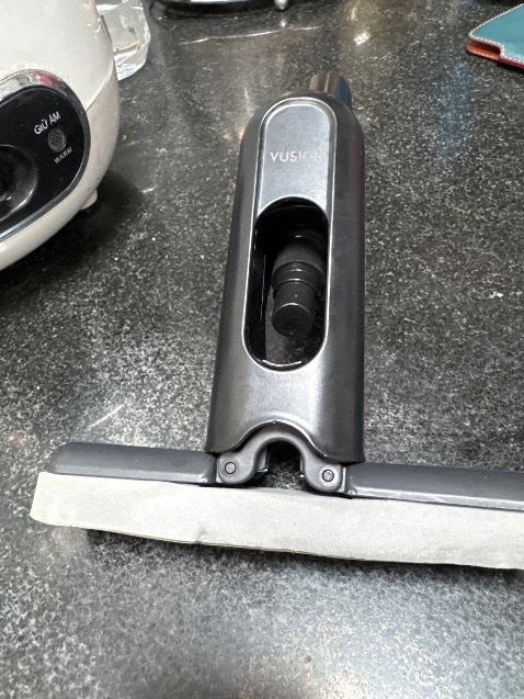 Hài lòng: miếng lau bọt biển thấm hút nước rất tốt, bình xịt nước cũng ổn 
Không hài lòng: miếng dán bọt biển với thân cây lau không khớp nhau nên hay bị rơi ra khi lau. khi lau xong thu gọn lại miếng bọt biển sẽ bị gập lại khi bị khô. Tốt nhất nên để miếng bọt biển thật ướt thì nó mới khớp với thân cây lau.