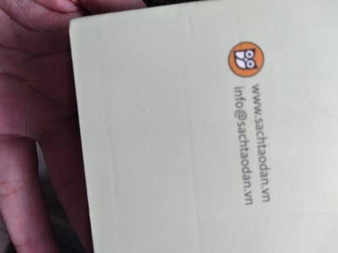 Sách bị df ở khá nhiều chỗ, cấn bìa, cấn gáy, bị nhăn bìa,etc etc... Không seal không bookmark gì hết. Thôi thì chấp nhận được cũng chẳng đến nỗi.