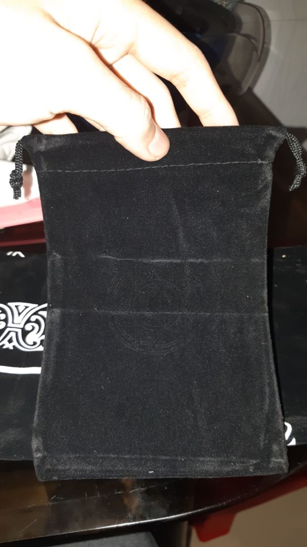 có 1 lá bài bị tróc. nhưng đổi trả rất mệt và rắc rối. mình không thích đổi. dù s vẫn chấp nhận được