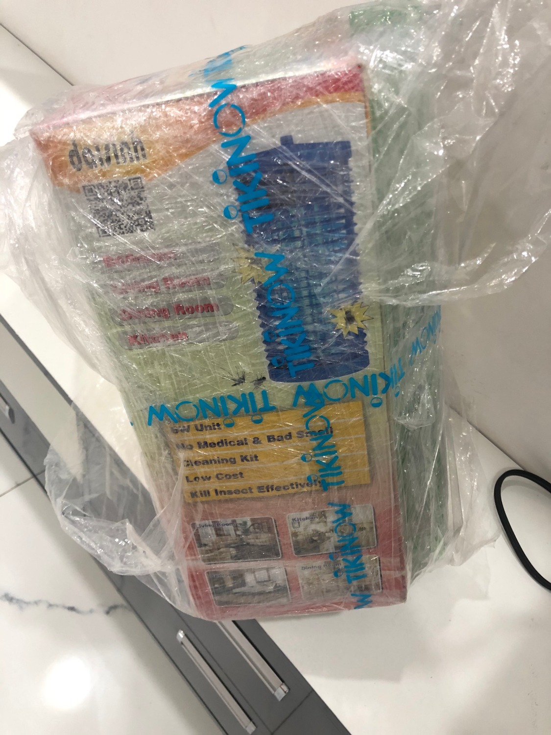 trước dùng đèn này hơn 2 năm nay mới mua lại thay cái mới, nói chung rất hài lòng với đèn nay để trong phòng ngủ vừa thu hút muỗi vừa làm đèn ngủ, vài ngày mở ra thấy xác muỗi chết khá nhiều. giao hàng đầy đủ phụ kiện và phiếu bh