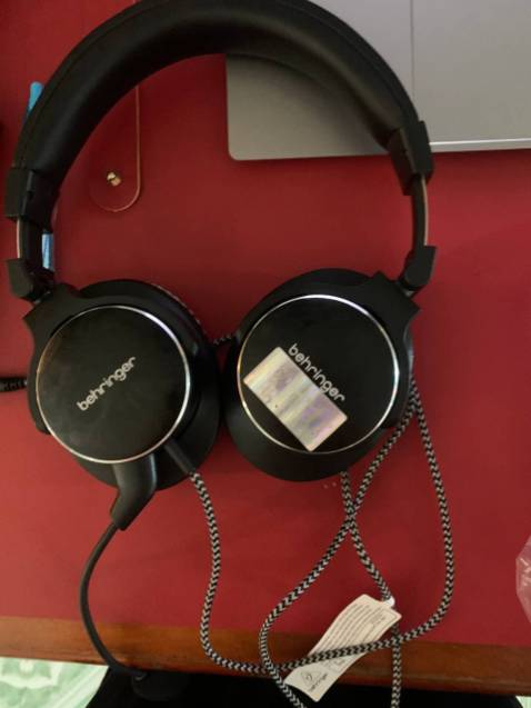 Tai nghe bị lỗi phần micro khi cắm bằng jack 3.5 mm vào laptop , mỗi lần ghi âm có tiếng động lạ liên tục rất khó chịu ( lách tách liên tục không ngừng ) , đã thử tai nghe khác và không tai nghe khi ghi âm thì âm thanh lại bình thường , nên chính xác đây là lỗi 
của tai nghe này.