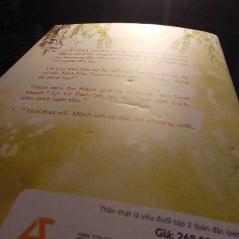 Mình cũng được bạn bè bảo mua trên sàn tiki rất dễ bị df, mình cũng không tin cho đến khi nhận được sách, lúc đầu thấy hộp không móp mình nghĩ chắc ổn rồi, ai ngờ df nặng, móp góc, bản đặc biệt bìa cứng nên sách còn bị hở gáy🤡 thật sự không chấp nhận nổi, lõm rất nhiều ở cả mặt trước và sau, không rõ là tại quá trình vận chuyển hay lúc gói hàng đã có, nhưng thật sự rất thất vọng. Bên trong sách ở gần gáy còn có dấu hiệu bị nhăn nhúm, mình đoán đọc nhiều thì có thể sẽ rời bìa lẫn sách ra mất🤡