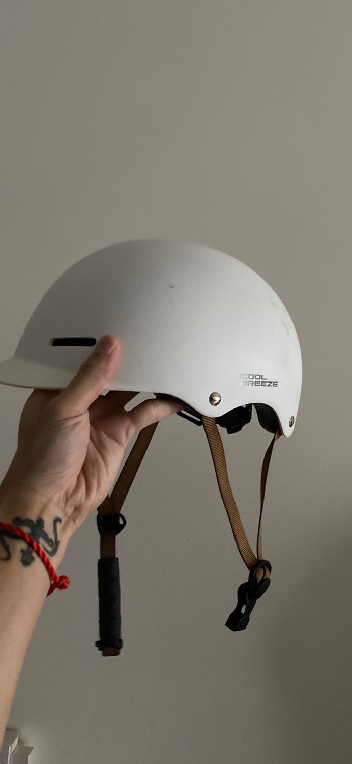 Do hàng quốc tế nên nón giao khá lâu đợi gần 2 tuần mới nhận được, nhận thực thì khá tốt chất liệu với màu giống hình. Nhưng khung nón khá to những người mặt nhỏ như mình đội lên thấy nón không, to thực sự luôn :( Do hàng quốc tế nên nón giao khá lâu đợi gần 2 tuần mới nhận được, nhận thực thì khá tốt chất liệu với màu giống hình. Nhưng khung nón khá to những người mặt nhỏ như mình đội lên thấy nón không, to thực sự luôn :(