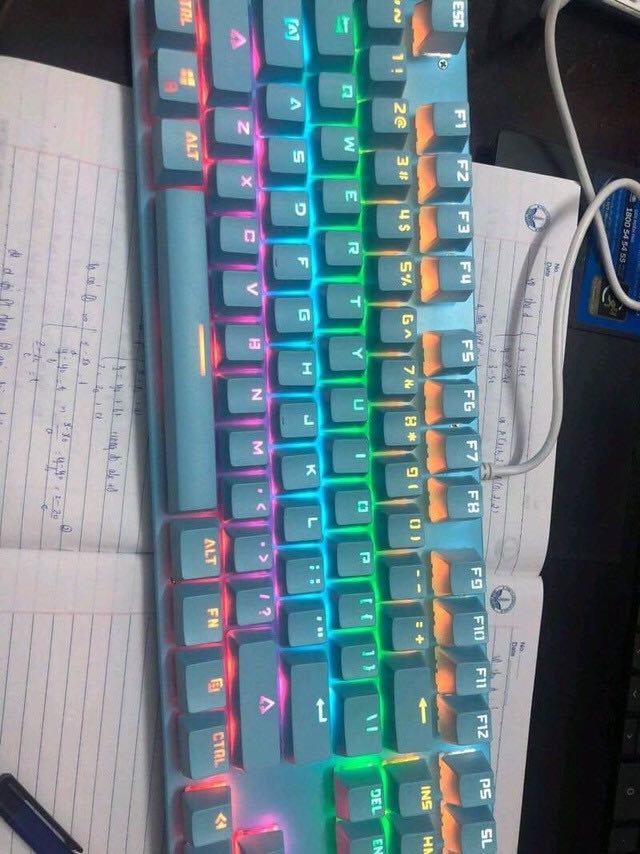 Cảm giác bấm tuyệt vời, tiếng click ổn nghe hợp tai. Về led sáng đẹp, chưa nâng chân đỡ thì cũng đã rất cao rồi. Phím nhạy, *** k thấy độ trễ
Shop trả lời hỗ trợ nhanh, có hộp đựng sản phẩm đàng hoàng, hàng thì cũng là hàng mới.Rất hài lòng Cảm giác bấm tuyệt vời, tiếng click ổn nghe hợp tai. Về led sáng đẹp, chưa nâng chân đỡ thì cũng đã rất cao rồi. Phím nhạy, *** k thấy độ trễ
Shop trả lời hỗ trợ nhanh, có hộp đựng sản phẩm đàng hoàng, hàng thì cũng là hàng mới.Rất hài lòng