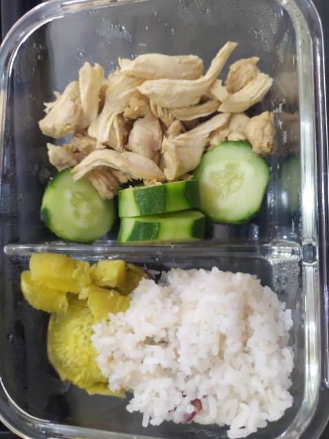 10 điểm cho việc đóng gói hàng của Tiki. Thật sự rất thân thiện với môi trường luôn ạ. Về sản phẩm thì mình thực sự rất ưng ý ^^. Hộp thủy tinh cầm hơi nặng tay nhưng rất chắc chắn, nắp hộp có 2 lớp nên có thể giữ ấm thực phẩm. Hộp cơm có 2 ngăn nhé mn. Thích hợp để mang đi học hay đi làm đều rất ok ( nên đựng cơm vs thức ăn thôi ạ). Cảm ơn Tiki.