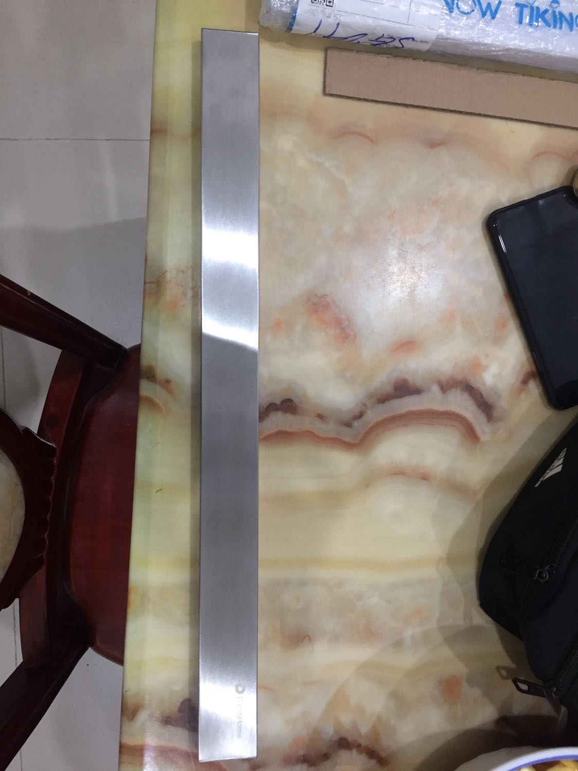 Sản phẩm khá chắc chắn và nặng giống các sản phẩm của amazon. Tuy nhiên mặt sau có dán xốp keo 2 mặt sẵn nên không biết chắc chắn không và bất tiện khi muốn dùng keo silicon để gắn vào mặt kính bếp và khó bắt vào tường gạch vì ko có lỗ bắt óc giống như amazon hay bán.