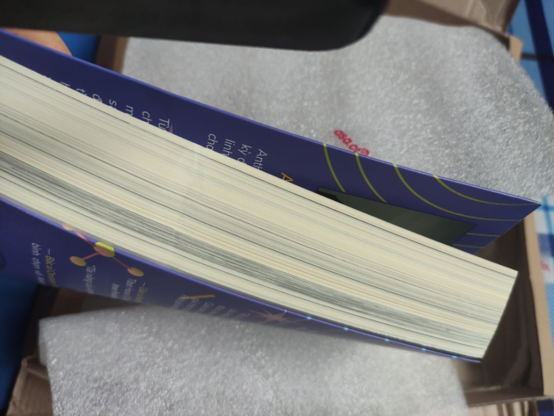 Giao hàng sớm (2 ngày), gói hàng kỹ, chỉ bị cấn thứ gì đó bên phải sách một chút (mọi người nhìn kỹ ảnh mình chụp sẽ thấy). Nhưng nhìn kỹ mới thấy nên không sao cả, không ảnh hưởng tới sách. 👍👍👍