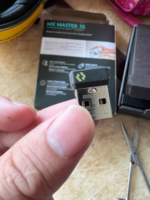 Cảm giác cầm chắc chắn. Độ nặng chuột vừa phải. Phím cuộn dùng rất thích. Có nhiều nút bấm khác có thể tinh chỉnh rất tiện lợi. Giao hàng rất nhanh. Đóng gói cẩn thận