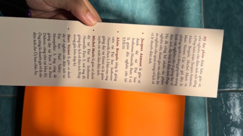 Một cuốn sách dẫn nhập các lý thuyết về điện ảnh tuyệt vời, dễ tiếp cận. Trong sách cũng chú giải nhiều định nghĩa đc sử dụng trong điện ảnh và giới thiệu những cuốn sách, nhà nghiên cứu phim và những người có ảnh hưởng quan trọng đến điện ảnh. 

Cuốn sách siêu siêu phù hợp với một người bắt đầu tìm hiểu và muốn học nhiều thêm về phim. Cám ơn nhà xuất bản và dịch giả đã đưa cuốn sách này đến những người yêu phim ở Việt Nam ạ ♥️♥️♥️