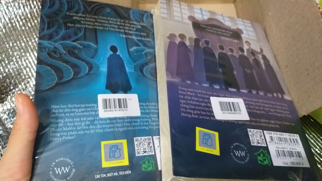 sách đẹp, mới, ổn nhưng cho hai sao vì gói hàng ko đàng hoàng, lần nào cũng vậy, chỉ bỏ sách trong hộp rồi giao, lỡ vận chuyển bị móp hay méo thì sao, may là ko bị sao. Tiki trading làm ăn chán quá