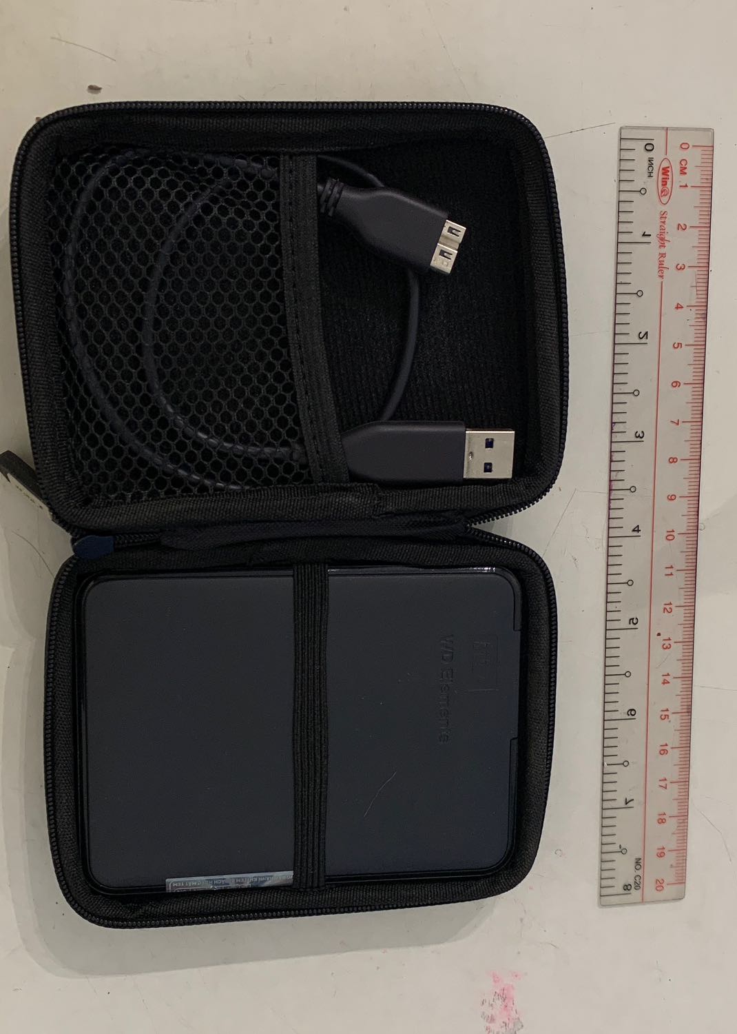 Đã nhận hàng, đóng gói cẩn thận và giao siêu nhanh như đã hẹn. Ổ trc mình mua 1TB xài ổn định, nên mua tiếp ổ 2TB này. 
Được tặng kèm hộp. Nên đỡ tốn tiền mua hộp chống sốc. Mình thấy tốt ạ.

Mình dùng masos nên định dạng là exFAT thì bị lỗi lần đầu tiên khi định dạng. Đổi qua Macos Journal rồi đổi lại exFAT thì mới được. Bị 2 lần rồi nên không hiểu sao, nhưng vẫn định dạng thành công. Máy nhận 2TB luôn chứ ko phải 1.8 hay 1.9TB.