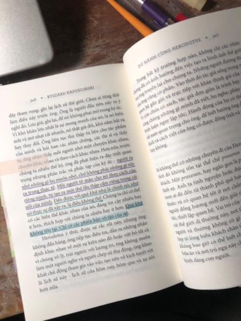 sách hay lắm aaaaaa. đọc một quyển mà như đọc hai vì tác giả có những trích đọc, phân tích khá hay về quyển Sử kí của Herodotus. bản dịch của Thái Linh cũng xuất sắc không kém.